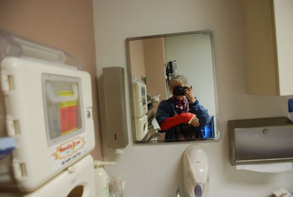 broken_arm-2012-2 This is the new cast yesterday before the doctor decided to do surgery.